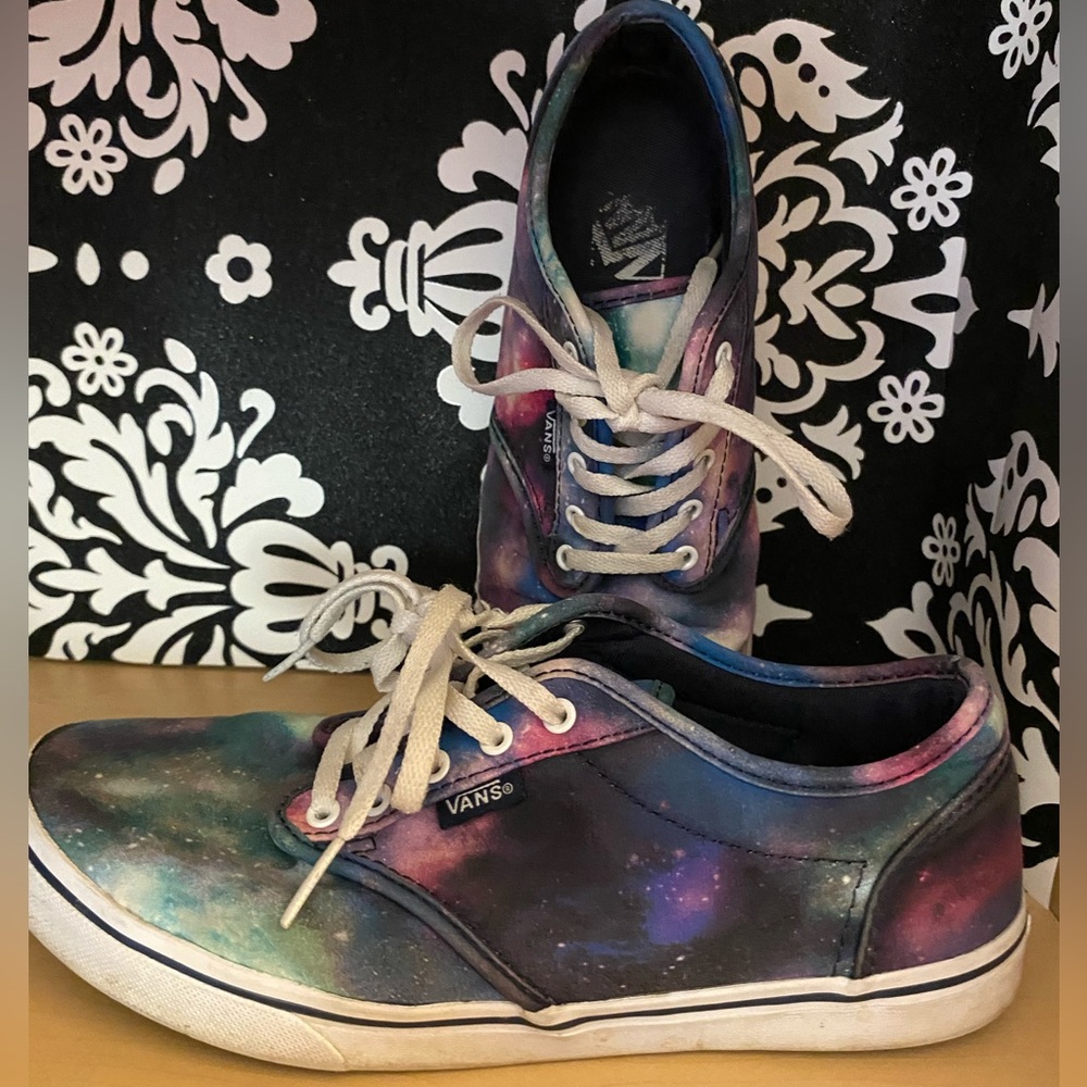 Vans “Off the Wall” space/galaxy patterned shoes, size 7!